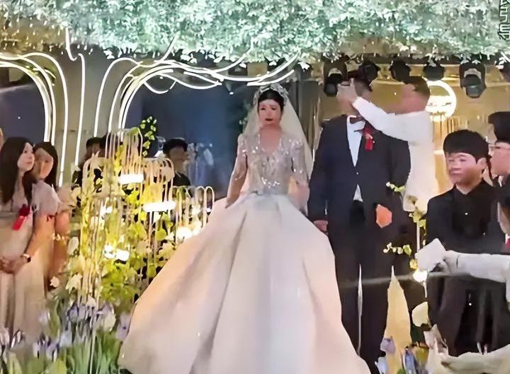 这就是狐朋狗友，结婚现场把新郎脸抹成“非洲人”，摄影师大喊“别抹，还没照相”！