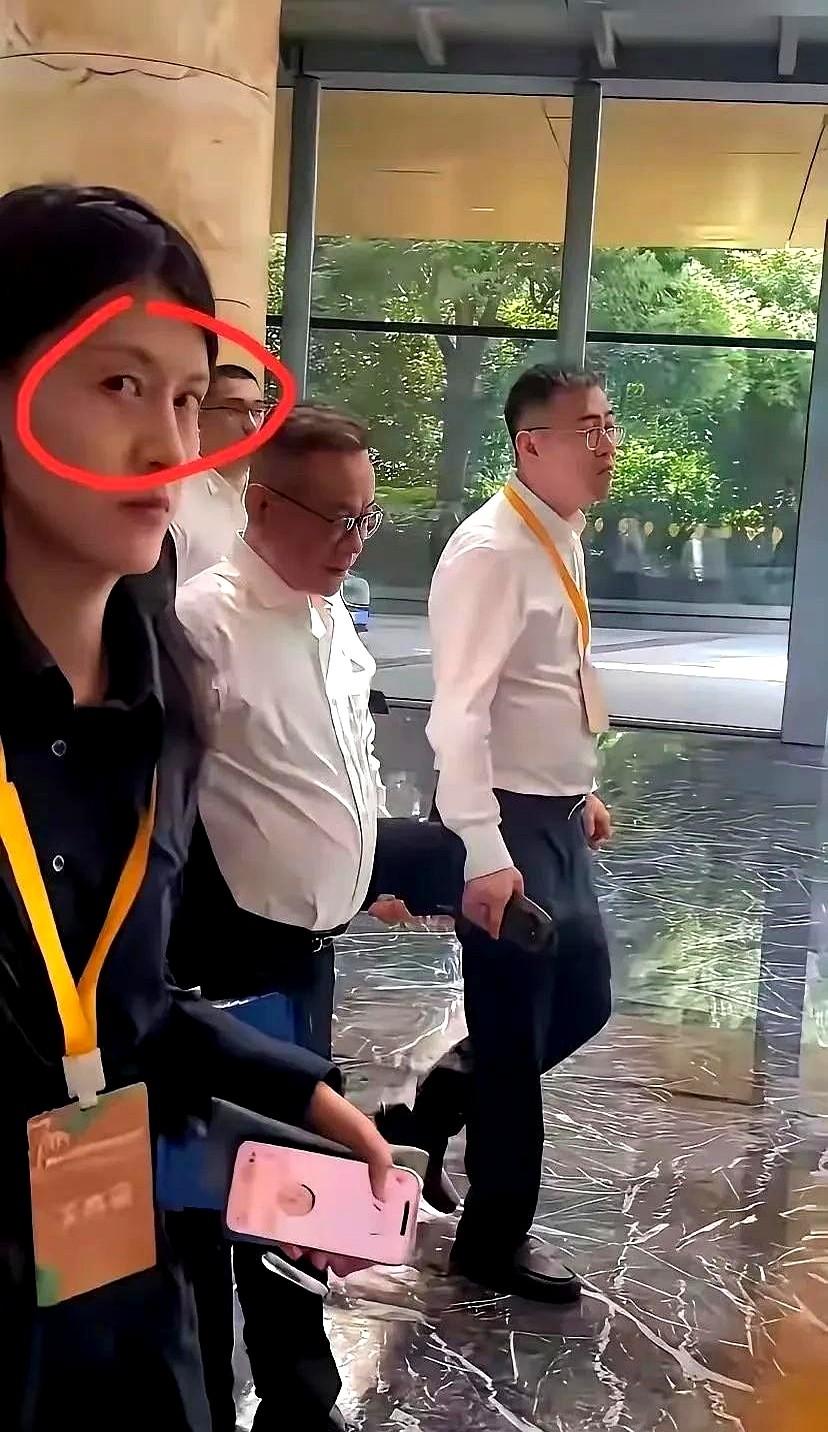 因为翻白眼被网暴，最近网上传有人偶然碰到刘强东，随口喊了声东哥，刘强东笑着应了。