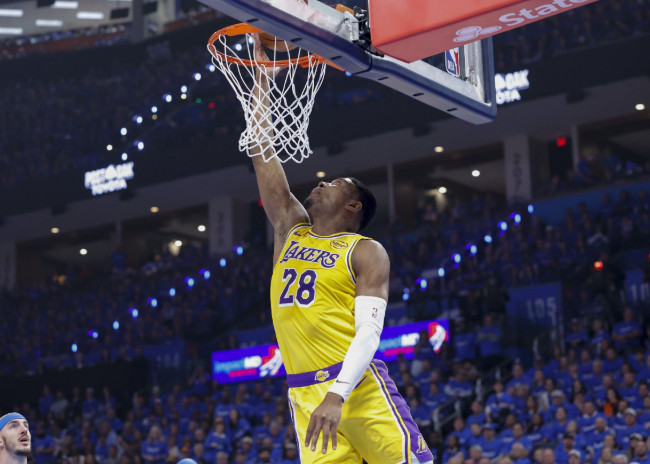 名记BrettSiegel报道了自由球员八村塁的情况，谈到了马刺选择托拜亚斯·
