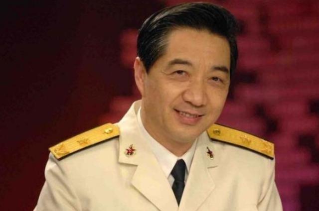 张召忠曾直言，美国啥事不干让中国追，20年也赶不上。2015年，张召忠在谈中美