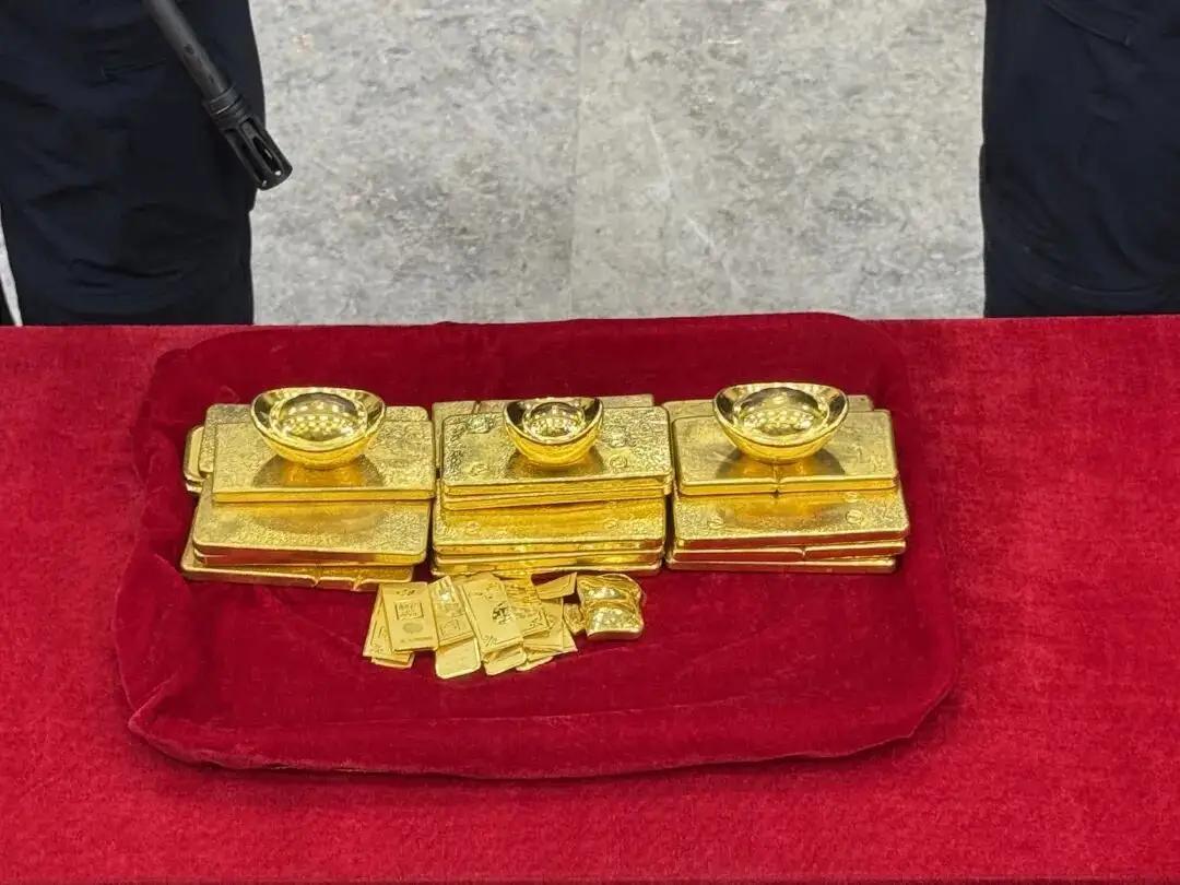 高智商犯罪，低智商逃跑南京江宁区某奢侈品店5月16日深夜被盗，店内的80路