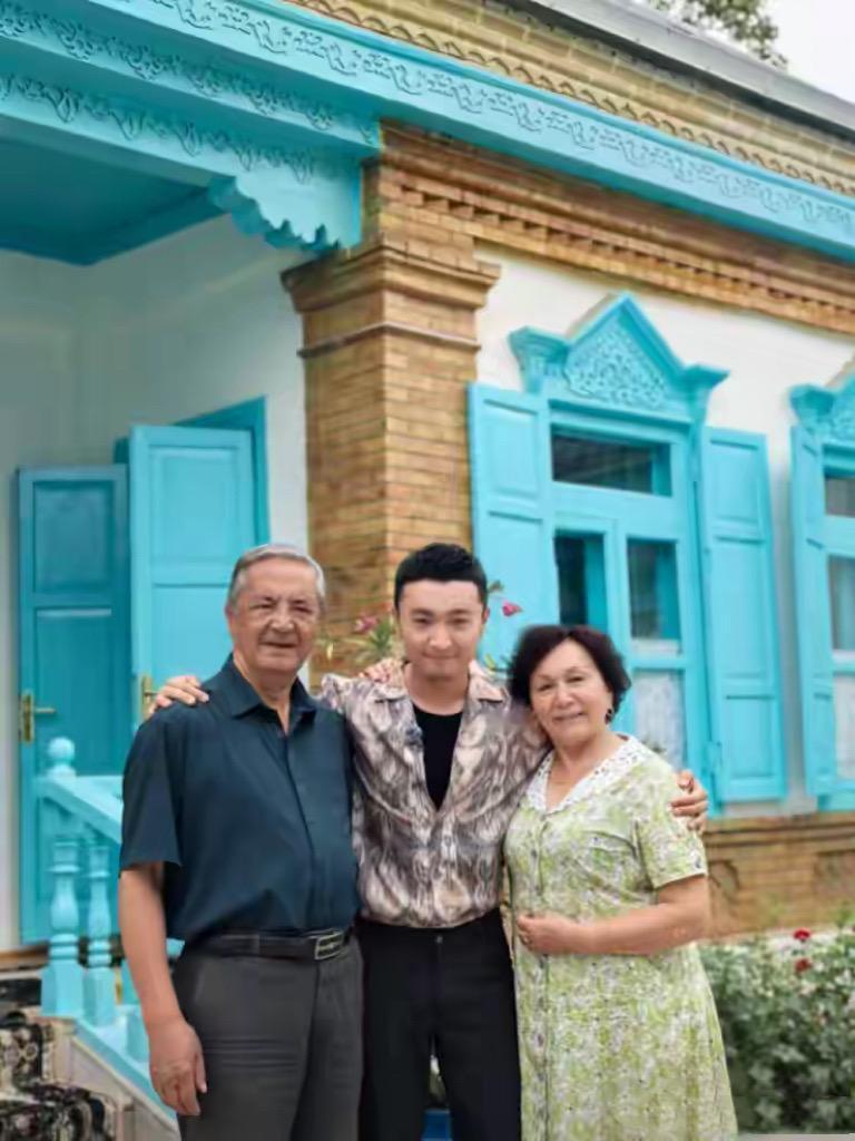 42岁尼格买提回伊宁看父母，家中蓝白小屋美出圈！一家三口在自家小院开心合影，人美