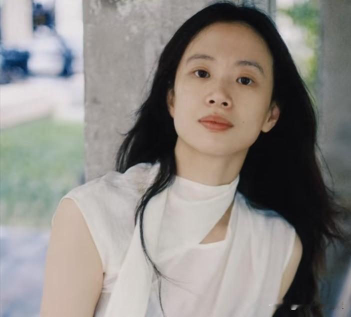 刘亦菲没想到，斓曦也没有想到，她们没想到，自己穿丑衣服这么小众的赛道，都被李