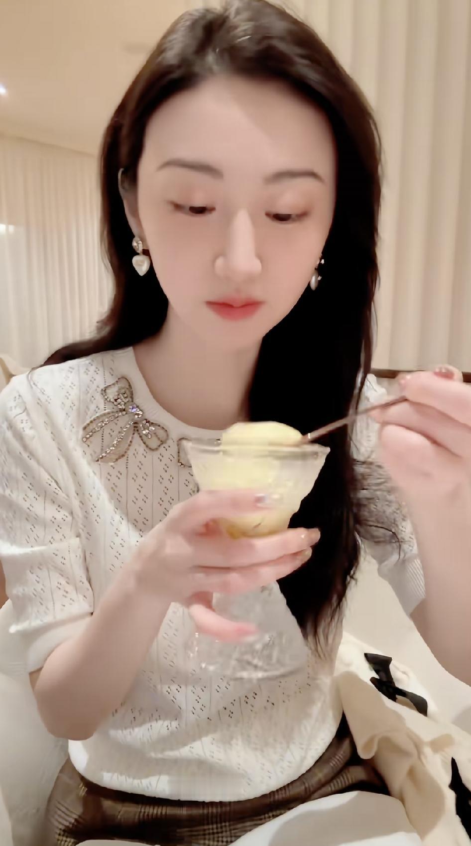 看了景甜国外度假视频，她非常喜欢吃美食，就这个应该是好吃的冰淇淋，她一小口一小口