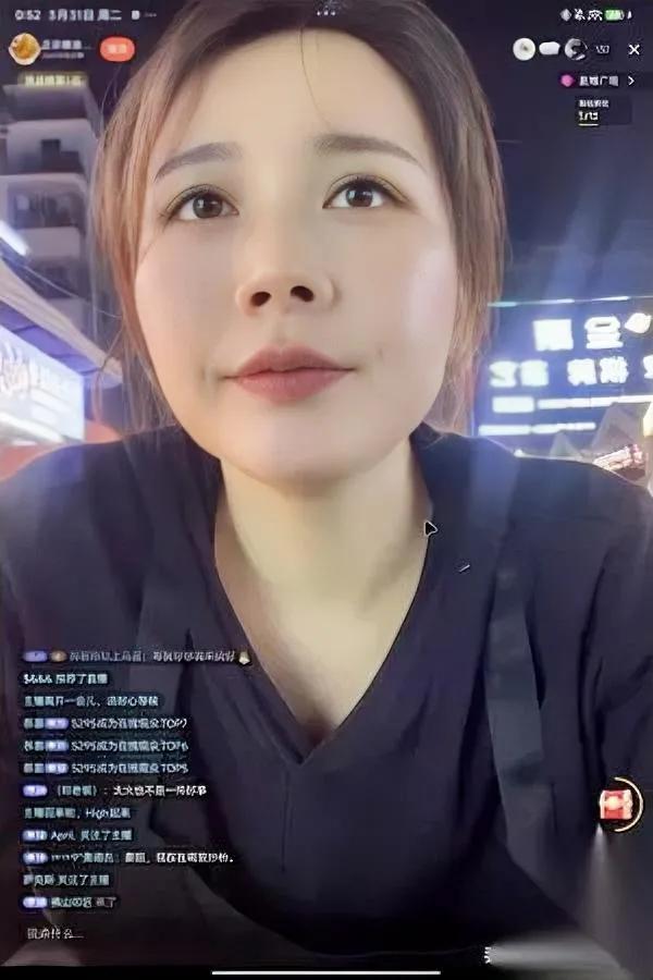 互联网真的太邪门昨晚刷到个老熟人我直接愣了三秒。就是之前出圈的那个女