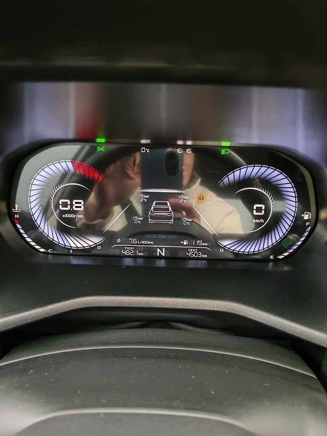 开的时候显示两个前轮的位置闪黄灯另外右边还有个黄色的标志，哪位大佬知道的呀