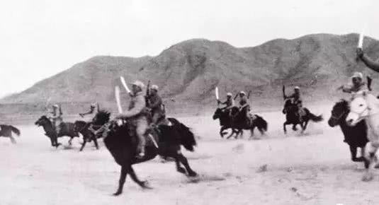 1944年10月，复仇心切的周纯麟率领新四军骑兵部队不顾一切，快马急驰，一路追击