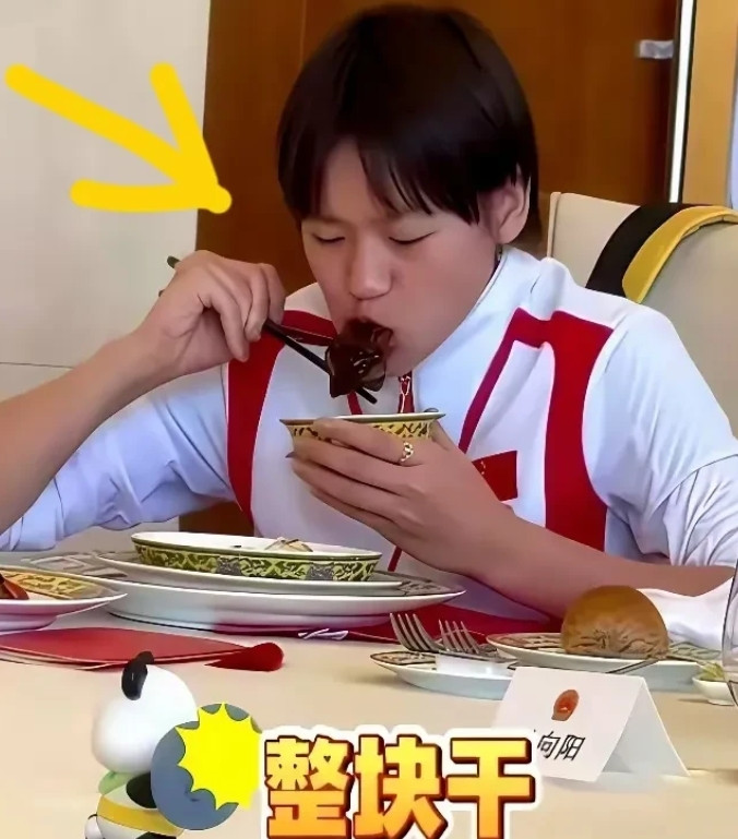 破案了！一直以为全红婵喜欢吃辣条，是因为辣条很好吃，我现在才知道，原来我们都错