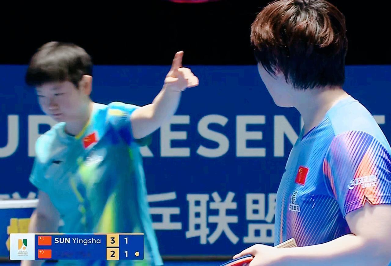 莎莎气坏了，已经手指看台第三次了！这场比赛，看来很多人用闪光灯照莎莎。今天