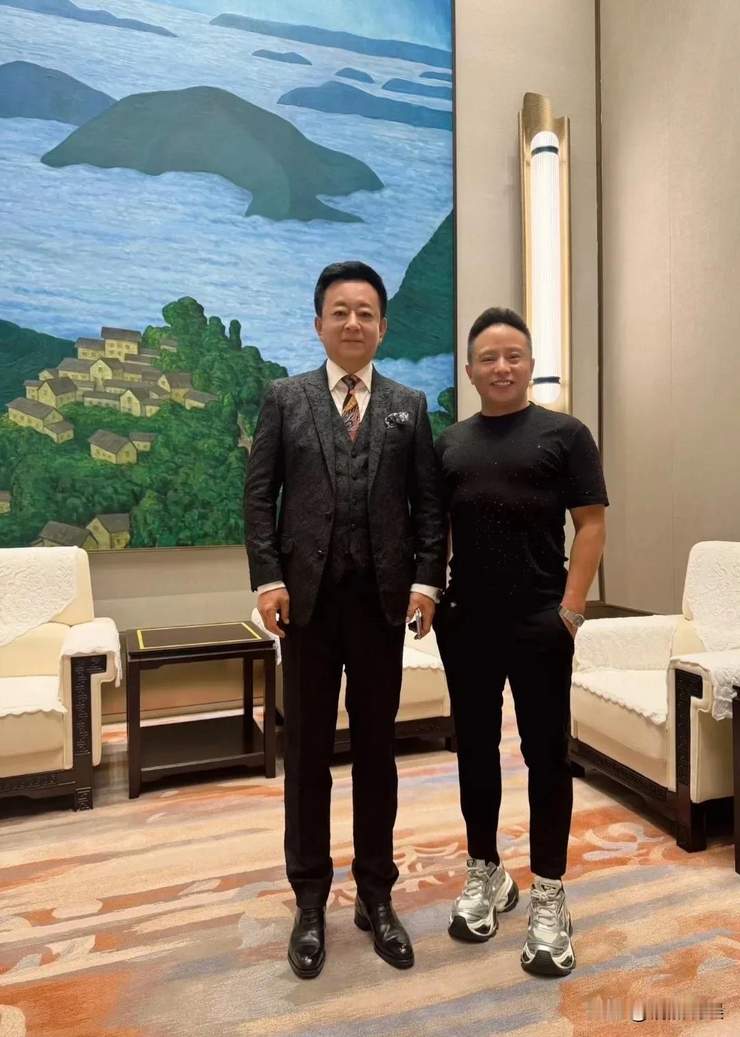 到底是国家队出来的，央妈严选，这气质就是不一样！61岁的朱军现身厦门参加活动，