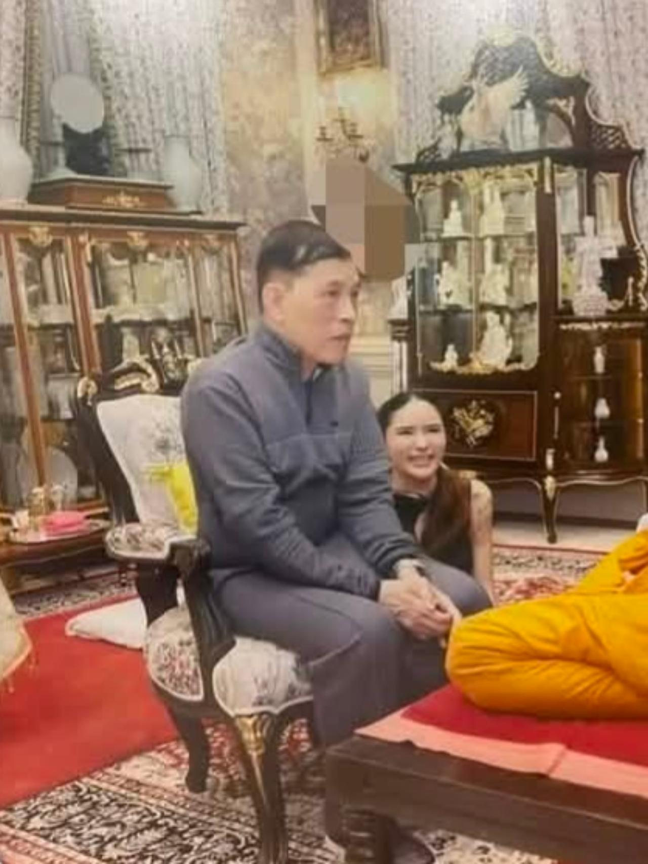 欧拉弄真幸福，被泰王放在心尖尖上泰王玛哈又被拍了！带欧拉弄私人礼佛，路透照流出