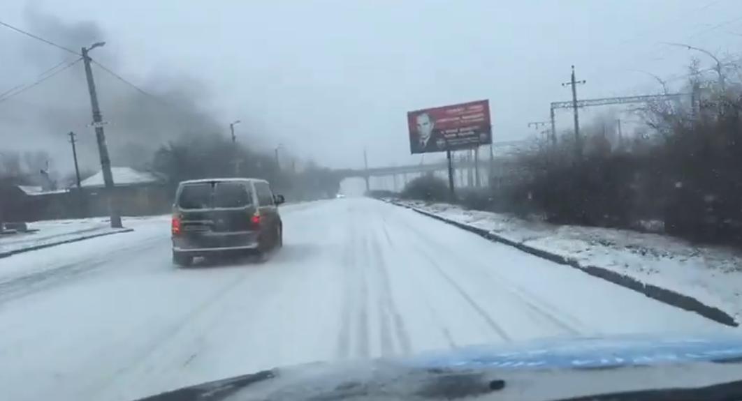 在克拉马托尔斯克与德鲁日科夫卡的公路上，一面广告牌实实在在的写着：顿巴斯欢迎您