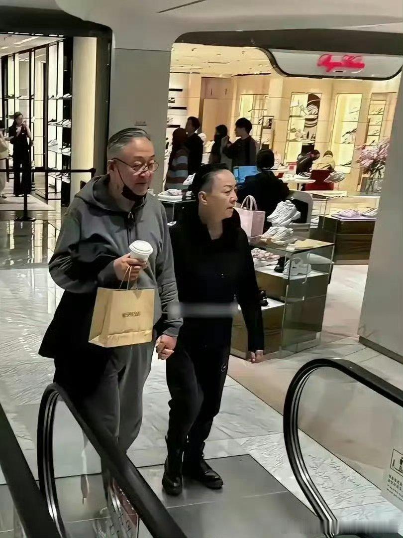 宋丹丹66岁生日！价值连城的别墅内满是鲜花与气球，两位孙子陪伴左右，十分幸福​