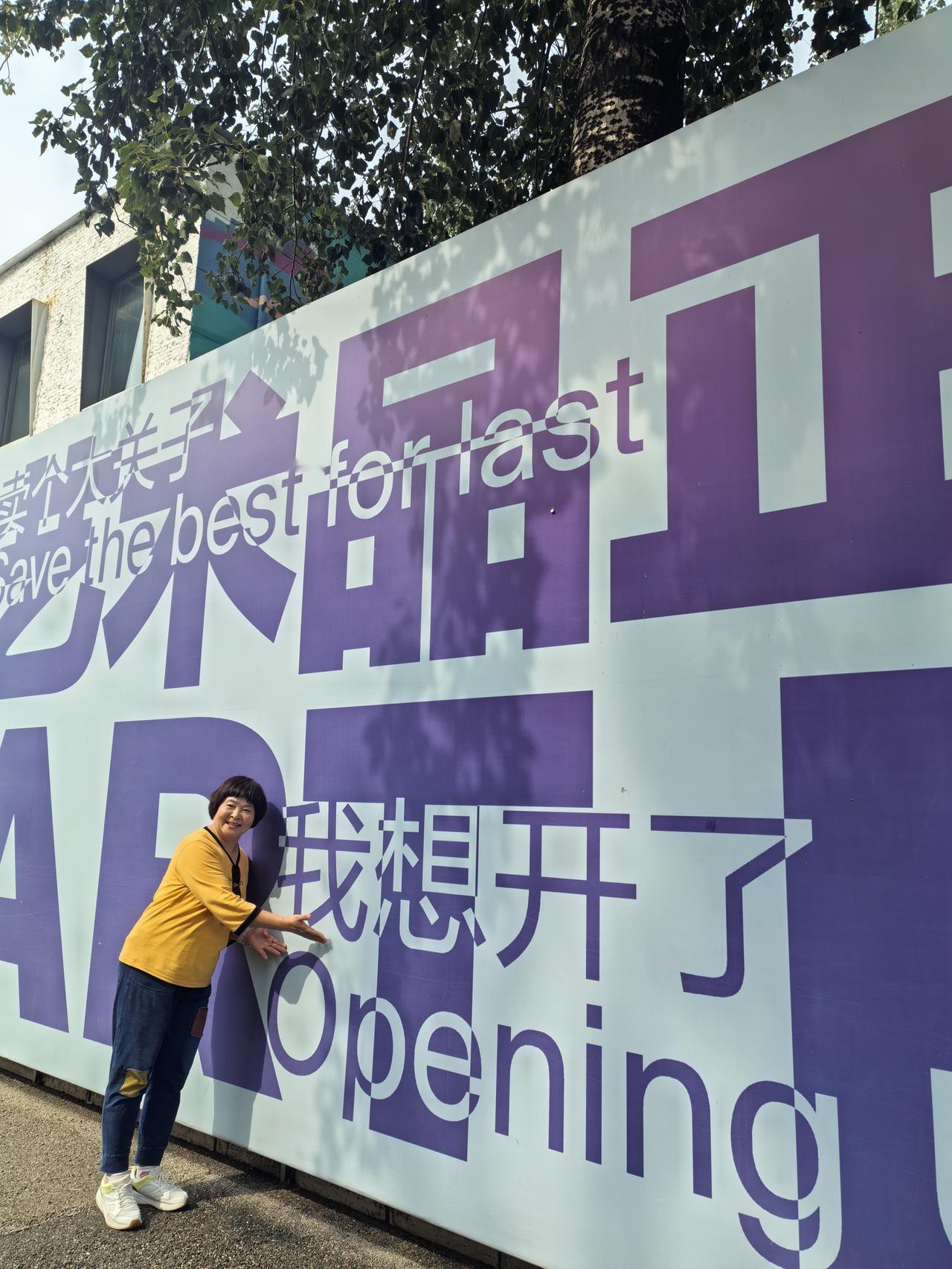 刚才我下楼买水果，店家的小闺女也就才会说话，奶声奶气的叫我姥姥，我虽笑着答应着，