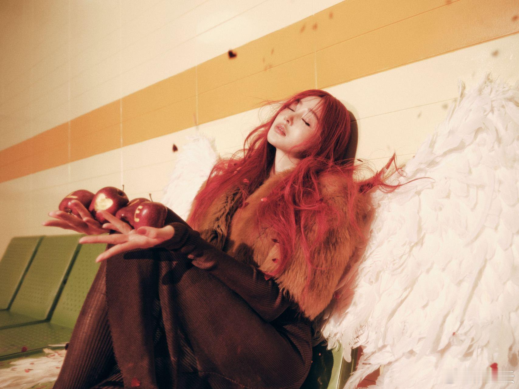 张天爱红长直张天爱这波红长直造型封神！发丝纤长顺滑，红发张扬又亮眼，手捧苹果时