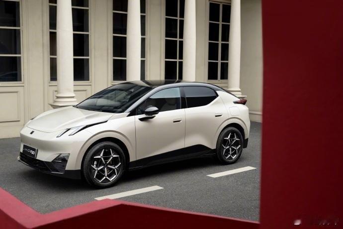 2025那些让你怦然心动的新车超级车主说实话最初试驾时我对发光前脸和悬浮车顶疯