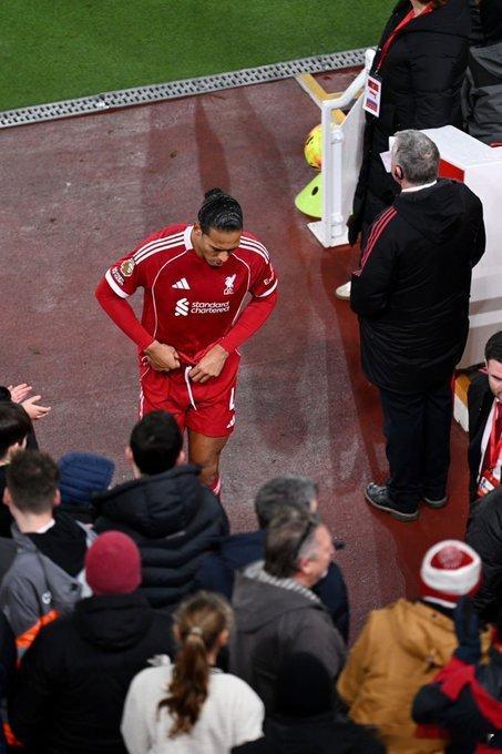 卫报记者亨特表示范迪克通常以利物浦队长身份在赛后接受媒体采访，但周六的情况截然不