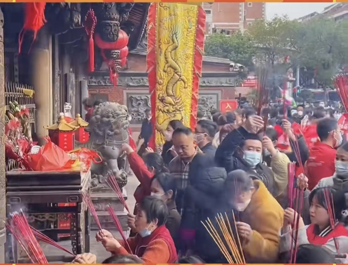 少林寺暴雨中拒游客入室内避雨，“佛门慈悲”引争议！8月7号中午，河南登封少林寺
