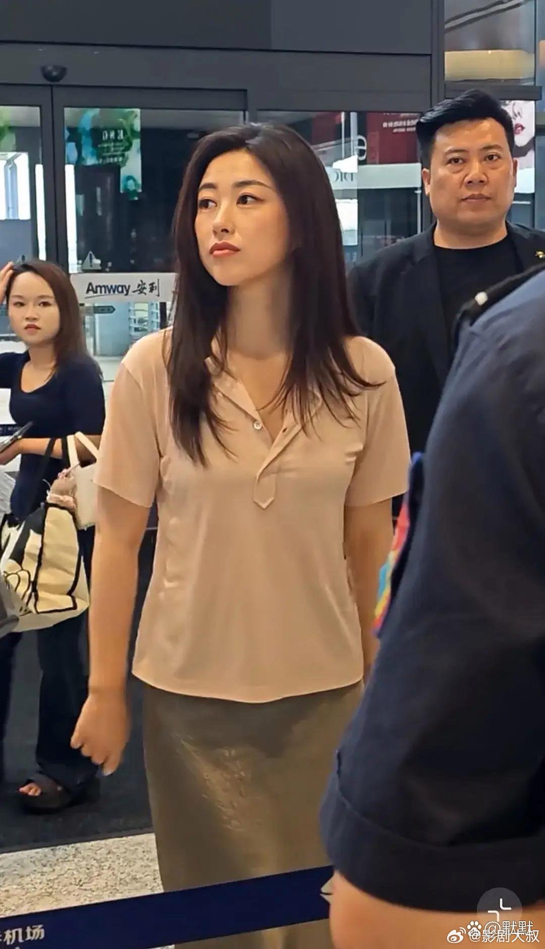 朱珠真人身材好火辣啊，不是千篇一律的瘦，肉肉的又很有曲线​​​