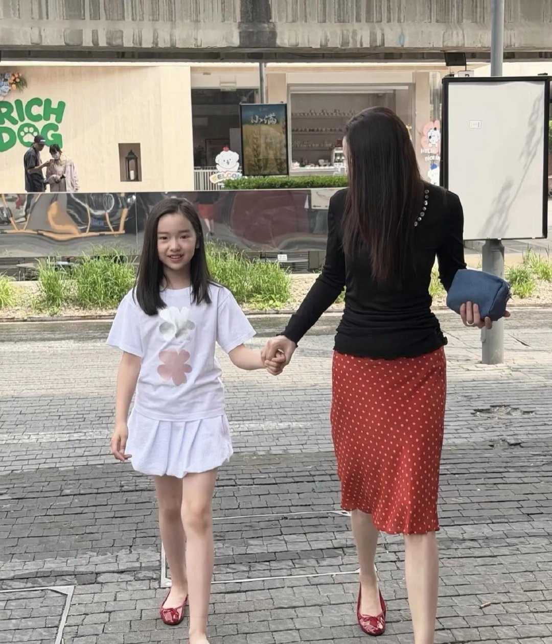 董璇10岁女儿小酒窝身材高挑，看着好成熟啊，​