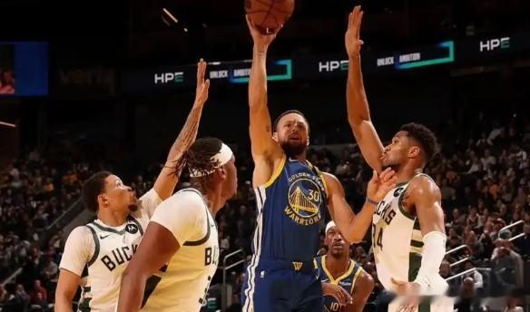 库里31+7+7，勇士战胜雄鹿！其余时间的比赛不谈，仅就比赛最后关头而言，当字母