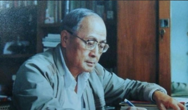1988年，两岸正式开放探亲。一位名叫叶依奎的地下党，混在探亲队伍当中，回到了大