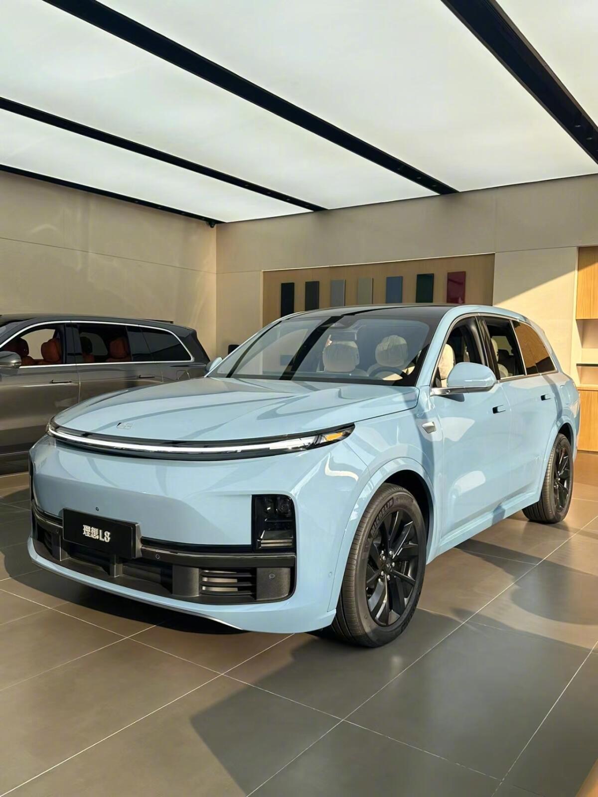 理想L8🚗1️⃣外观：它块头不小，停在路边挺显眼的，属于那种“有分量感”的车。