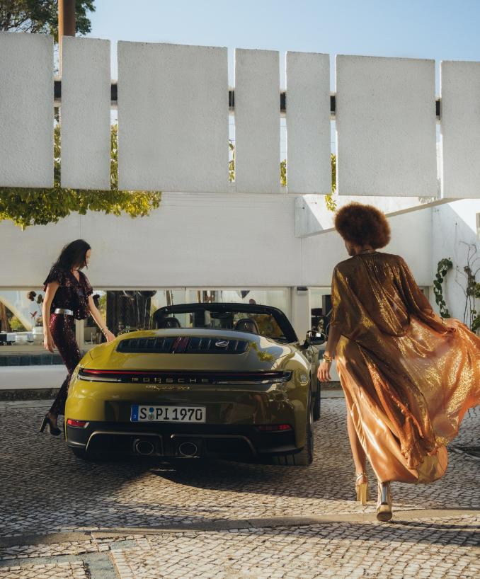 保时捷退出中国根据知情人士透露，由于在中国的交付量持续下降，德国跑车制造商保时