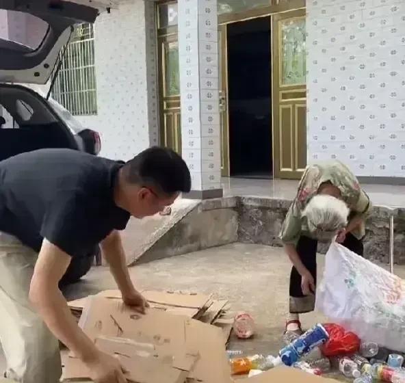 32岁孙子帮101岁奶奶整理废纸壳，干着干着孙子罢工了，缠着奶奶要钱买雪糕。奶奶
