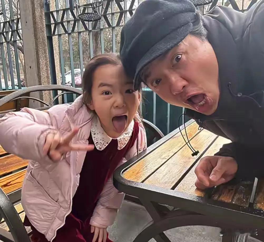 看得出小酒窝和爸爸在一起时最开心，这纯真可爱、古灵精怪的笑容才是一个小女孩本来