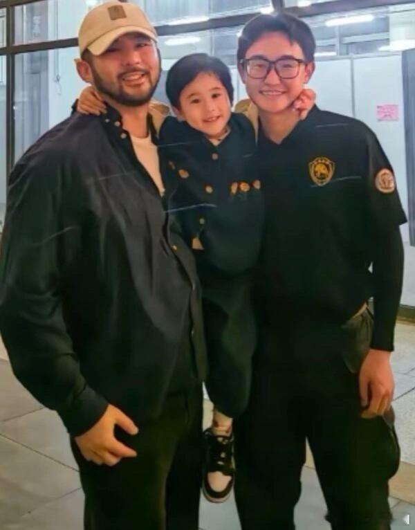 小小的松子挂在身上，像个小挂件一样，好萌父子俩如出一辙的假笑马立奥｜​