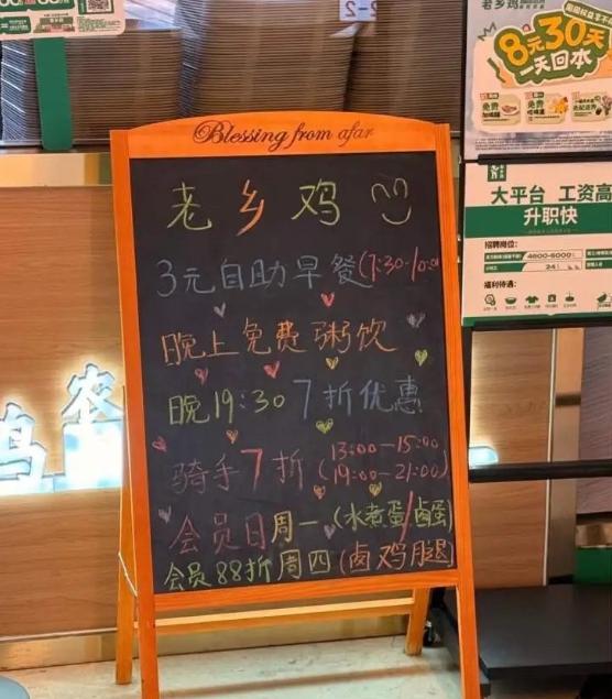 上海，男子看一餐厅写着“3元自助早餐”，就和朋友一起进店，拿了满满当当一桌，结账