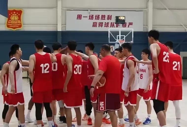 理性分析目前中国男篮，能充分发挥所在这三条线，实力可暂排前三球员是中锋:周琦，