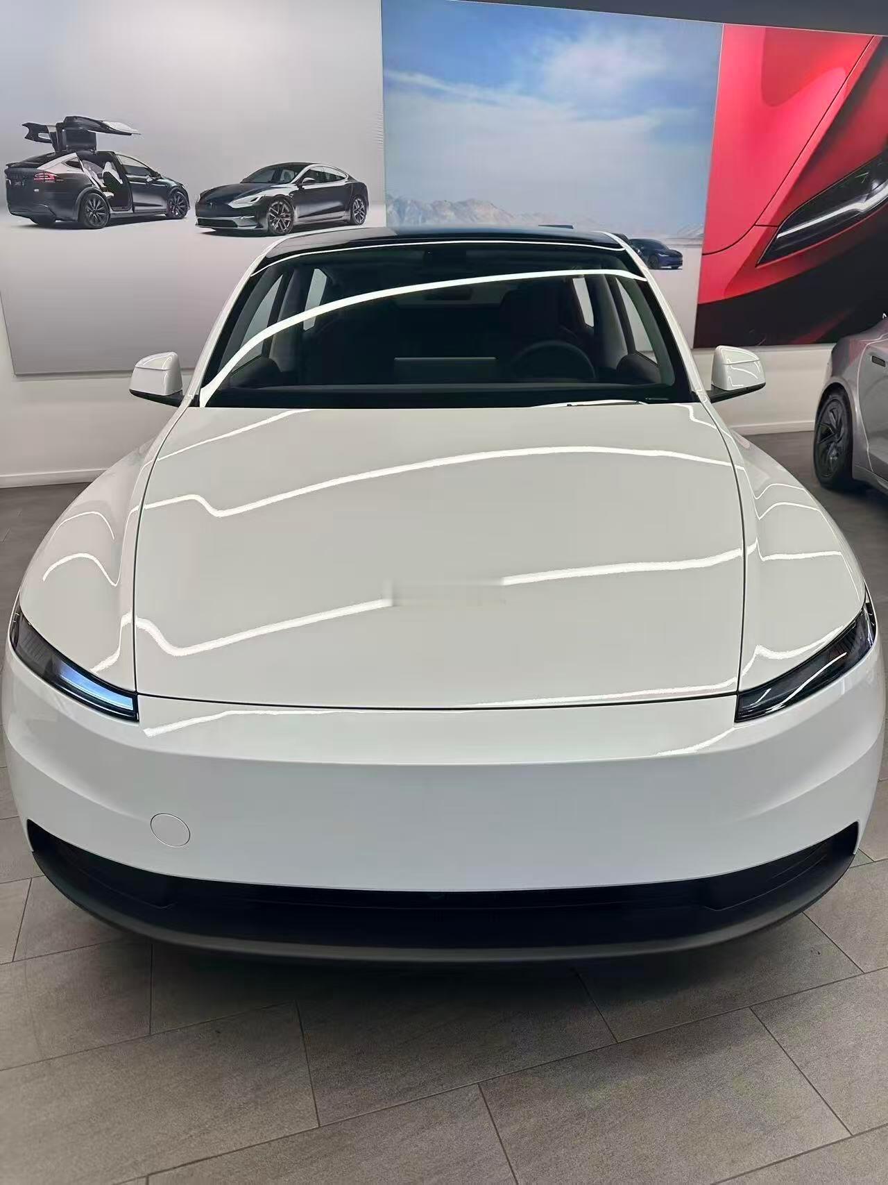 Model廉价，说实话外观还算能看，就是这个内饰，前备箱毛毡，还有那和个后排杯