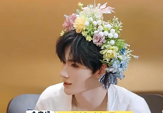 15岁谢振南脚踩45码鞋？比18岁哥哥谢振轩的脚还大，身高没追上谢霆锋——真相