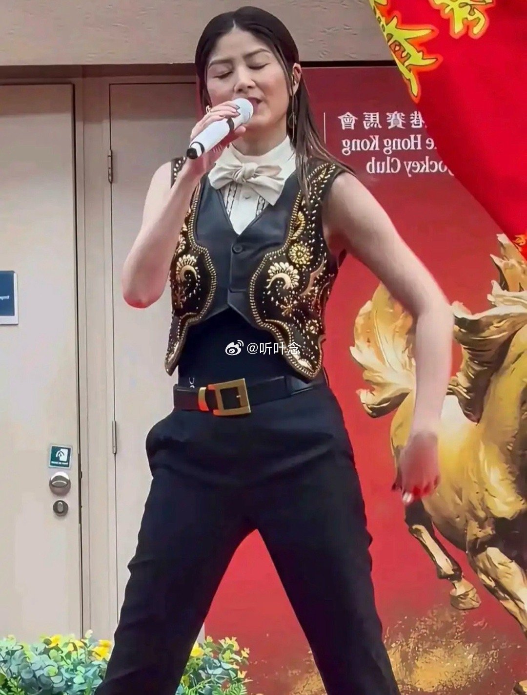 好歹也是天后级别的歌手，也沦落到在这种地方唱歌了吗？