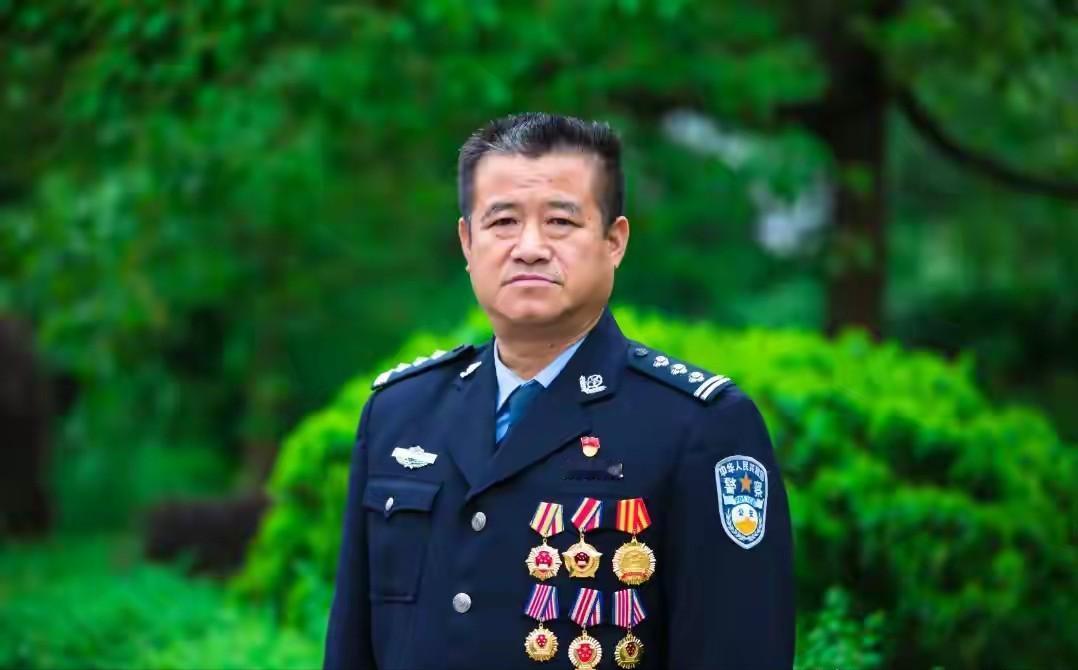 万万没想到！近40年警界英模、新余市公安局交警支队原二级高级警长郭峰主动投案！二