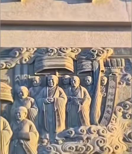 一石寺庙墙上雕刻引起网络热议，在一众罗汉和尚中居然出现两个现代着装的男女！这女的