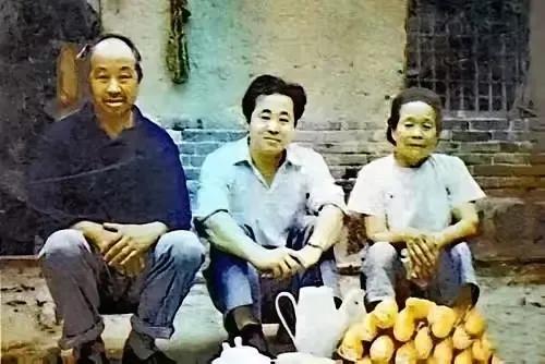 1975年，刚满20岁的莫言就戴上手表了！这证明莫言当时的家庭挺富裕，因为那时在