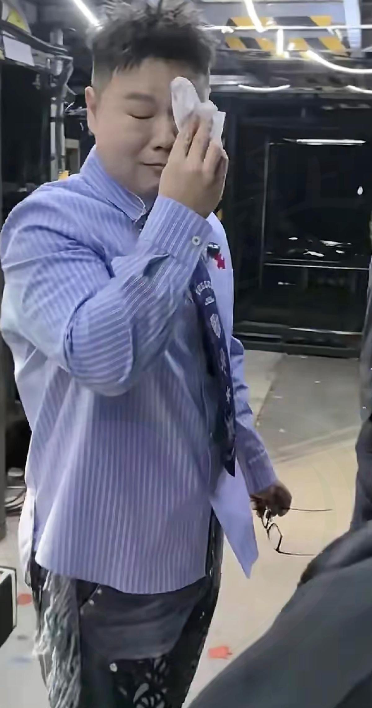 岳云鹏被师娘喊“儿子”哭崩！这份偏爱，才是娱乐圈最暖的底气！