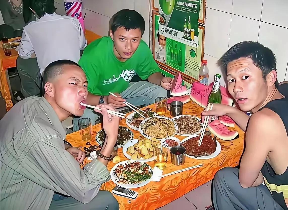 三人8个菜，哥儿几个小日子过的不错啊！挺有纪念意义的一张合影，李晨、段奕宏和
