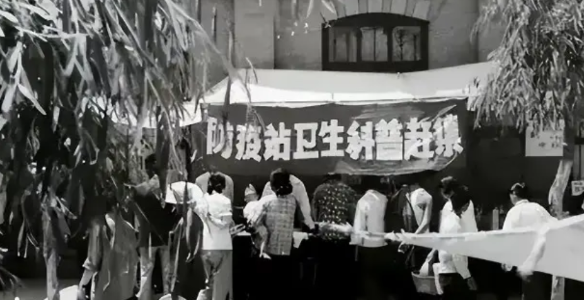 1974年，南京一名女护士在防疫站遇害，警方从她的体内取出了几根黄而泛白的毛发。