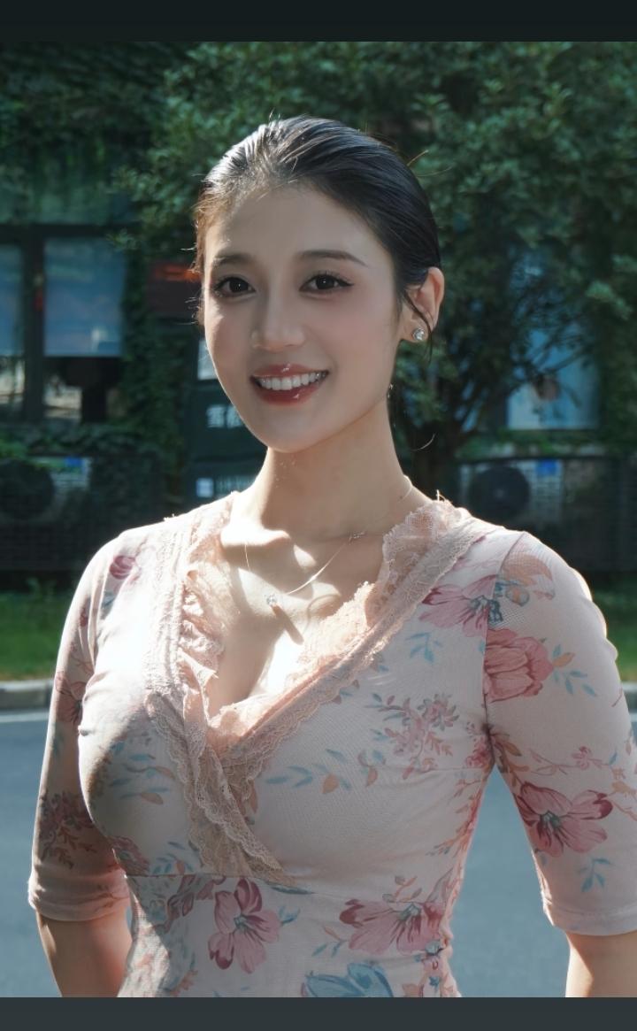 天生丽质小娇娘，冰清玉洁亦飒爽，一瞥一笑尽显容颜。
