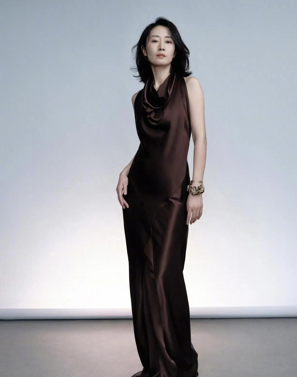 中年女性穿搭范本看刘敏涛就对了！深棕缎面长裙显贵、黑色纱裙灵动、印花吊带氛围感