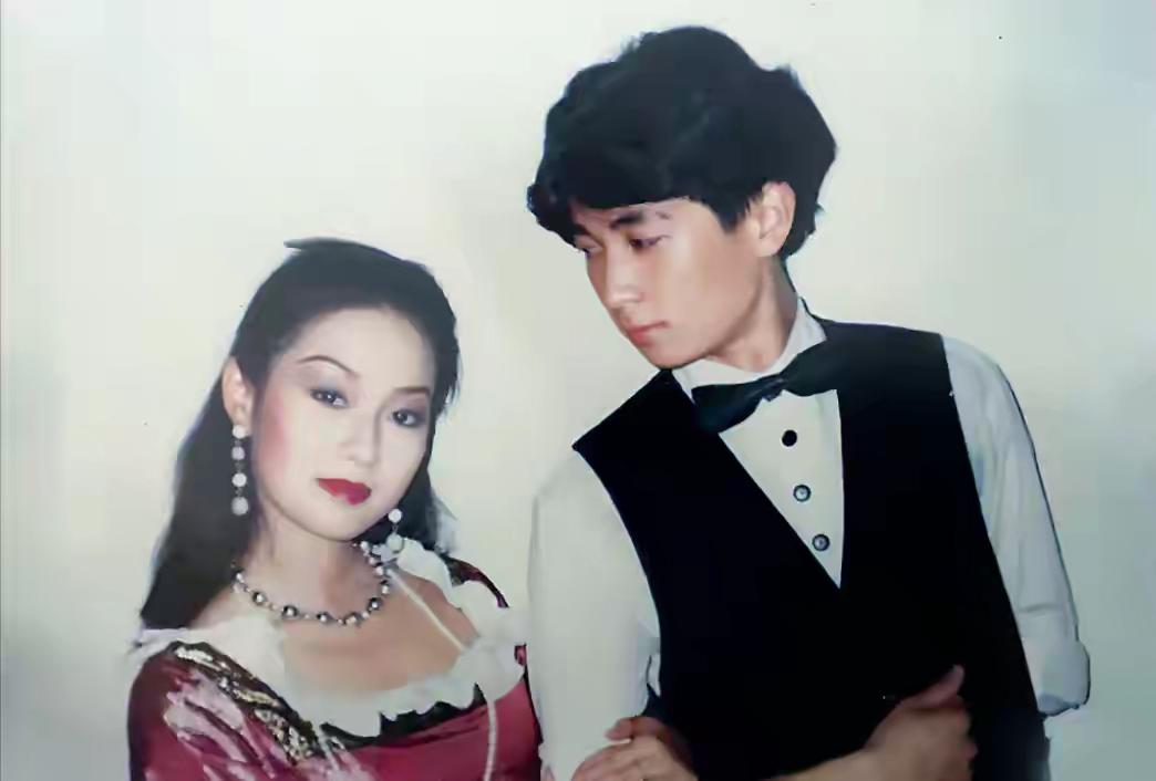 一直觉得马伊琍年轻时清纯中略带可爱，没想到和保剑锋合影的她竟有几分霸气。