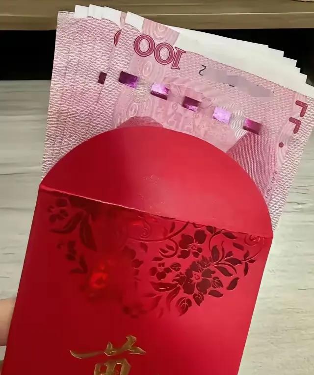 老公回了趟婆家，回来后拿了个红包摊到我眼前，说，你婆婆给你的母亲节红包。我攥着