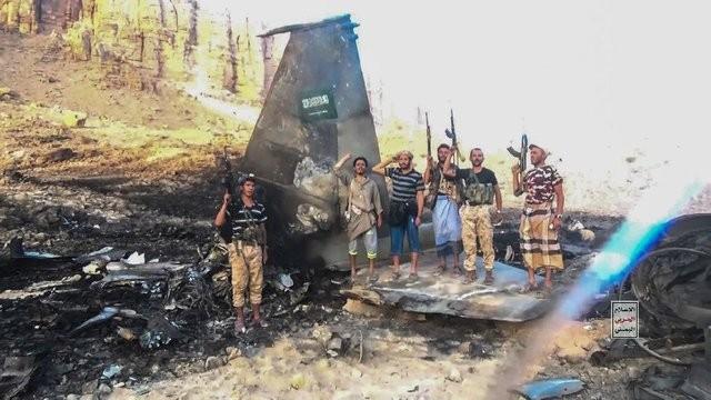 胡塞武装这回是真麻烦大了。一架六旋翼无人机在高空悬停，扔下一枚82毫米迫击炮弹，