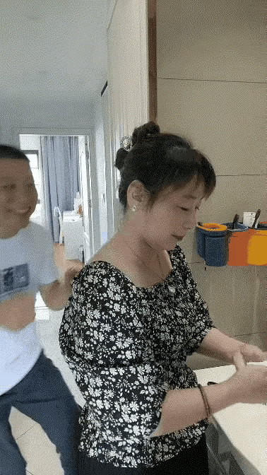 开个玩笑，毁了一个家老公打工回来，想给妻子一个惊喜，就双手捂住妻子的眼，妻子