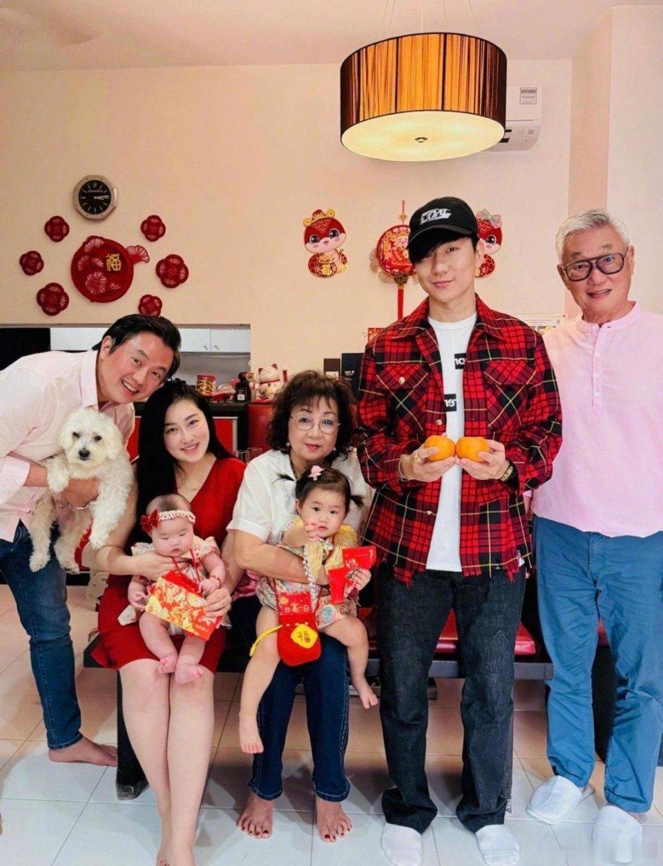 林俊杰回新加坡过年，给两个侄女发红包，和爸妈、哥嫂团聚好幸福
