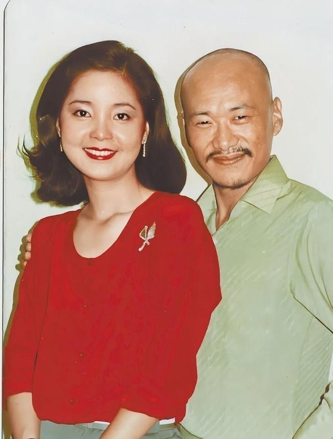 凌峰骂成龙，是为死去的邓丽君守住最后一点体面。1995年5月8日，他在青岛家里看院子里的樱花，突然下